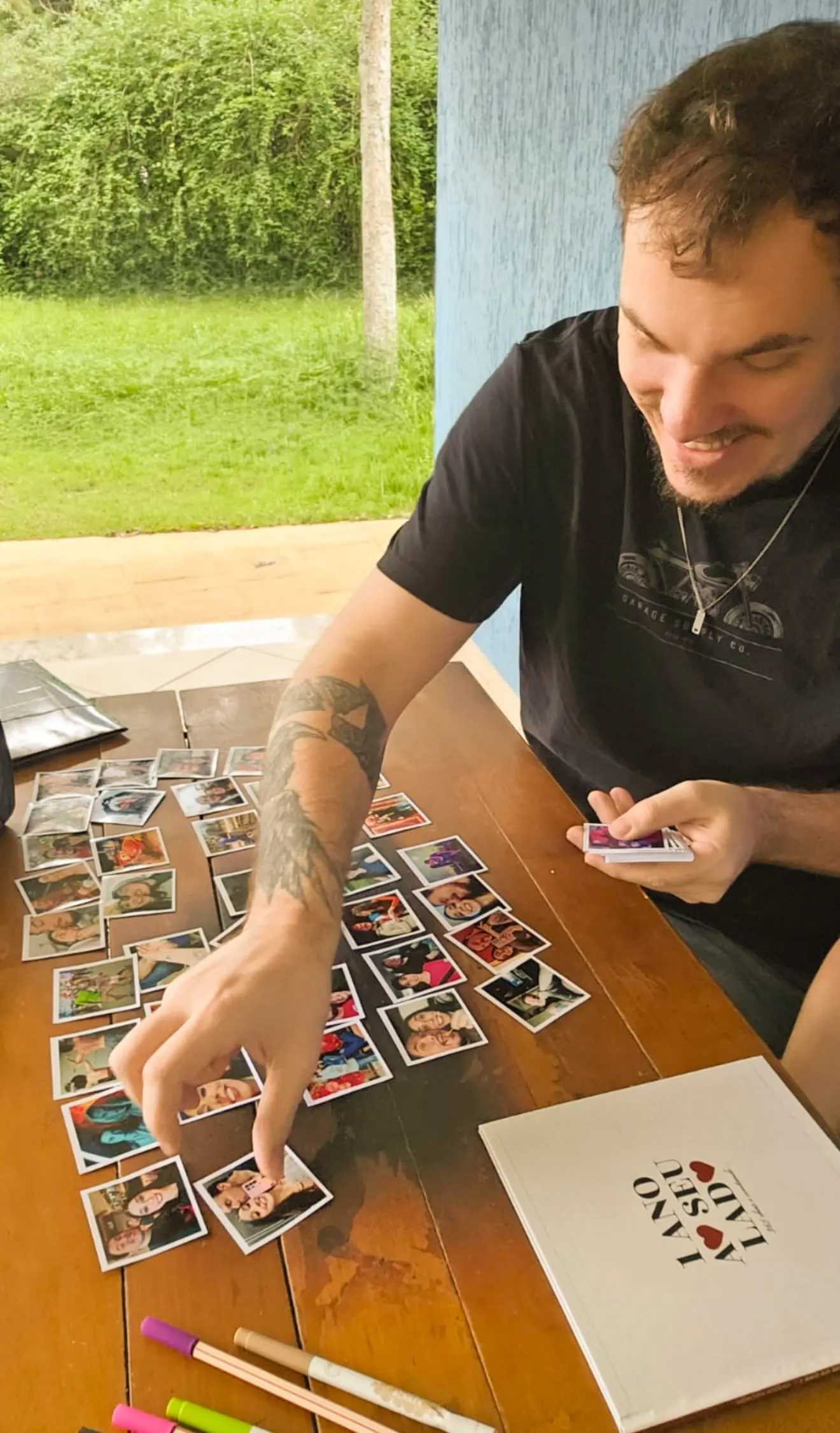 Cliente colando figurinhas